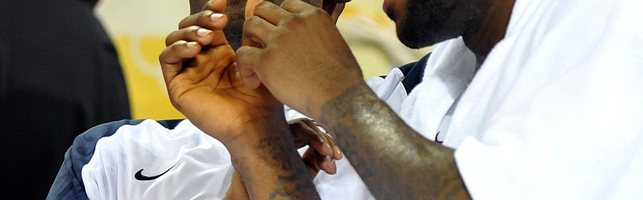 世界杯手机高清观看软件-德隆：科比沉浸在自己的世界里 詹姆斯更随和搞怪 绝杀球我选科比