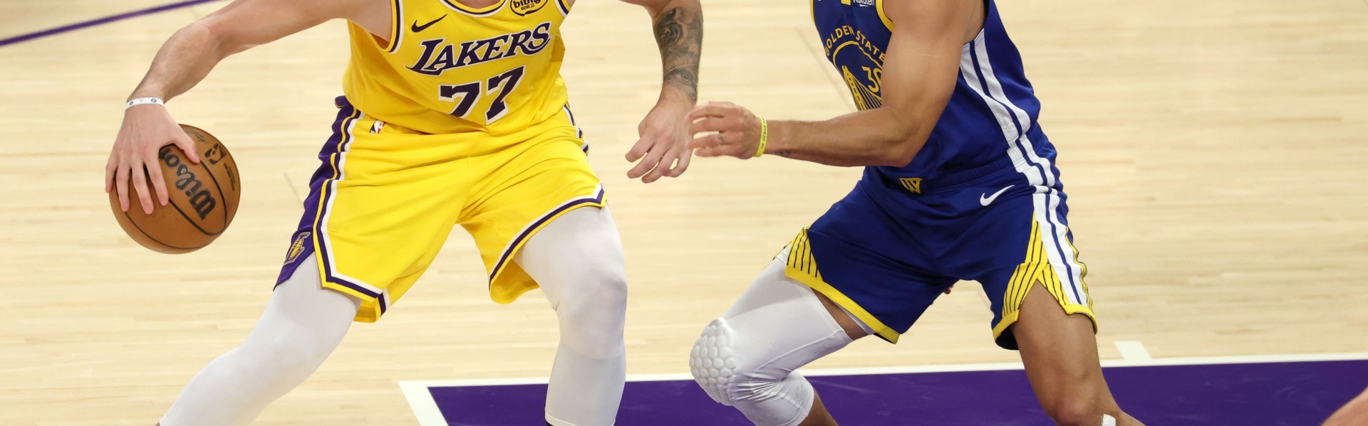 世界杯比赛直播地址-单月投进80+记三分的球员：库里三次、哈登、东契奇